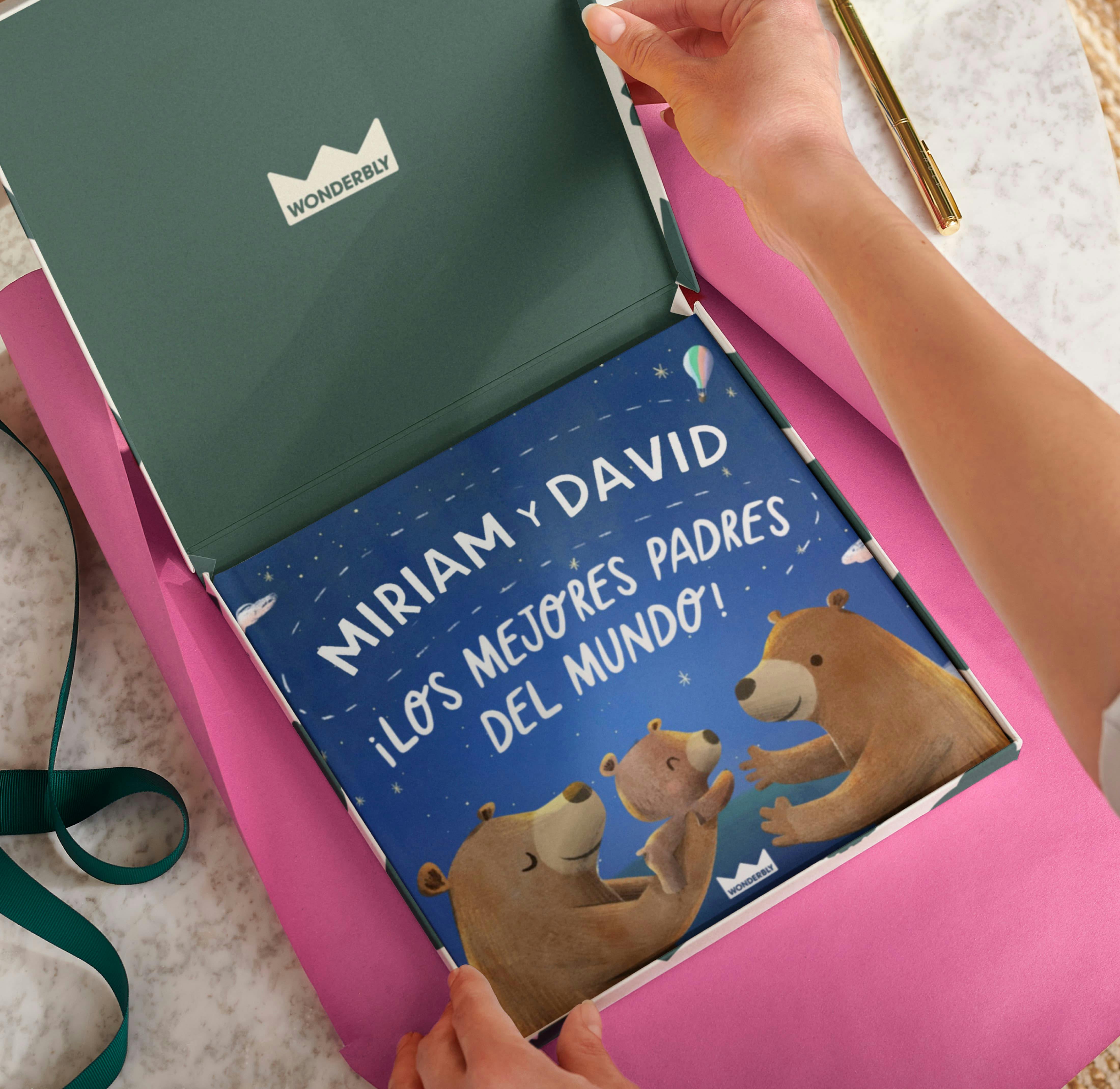 Dos manos envolviendo un libro personalizado