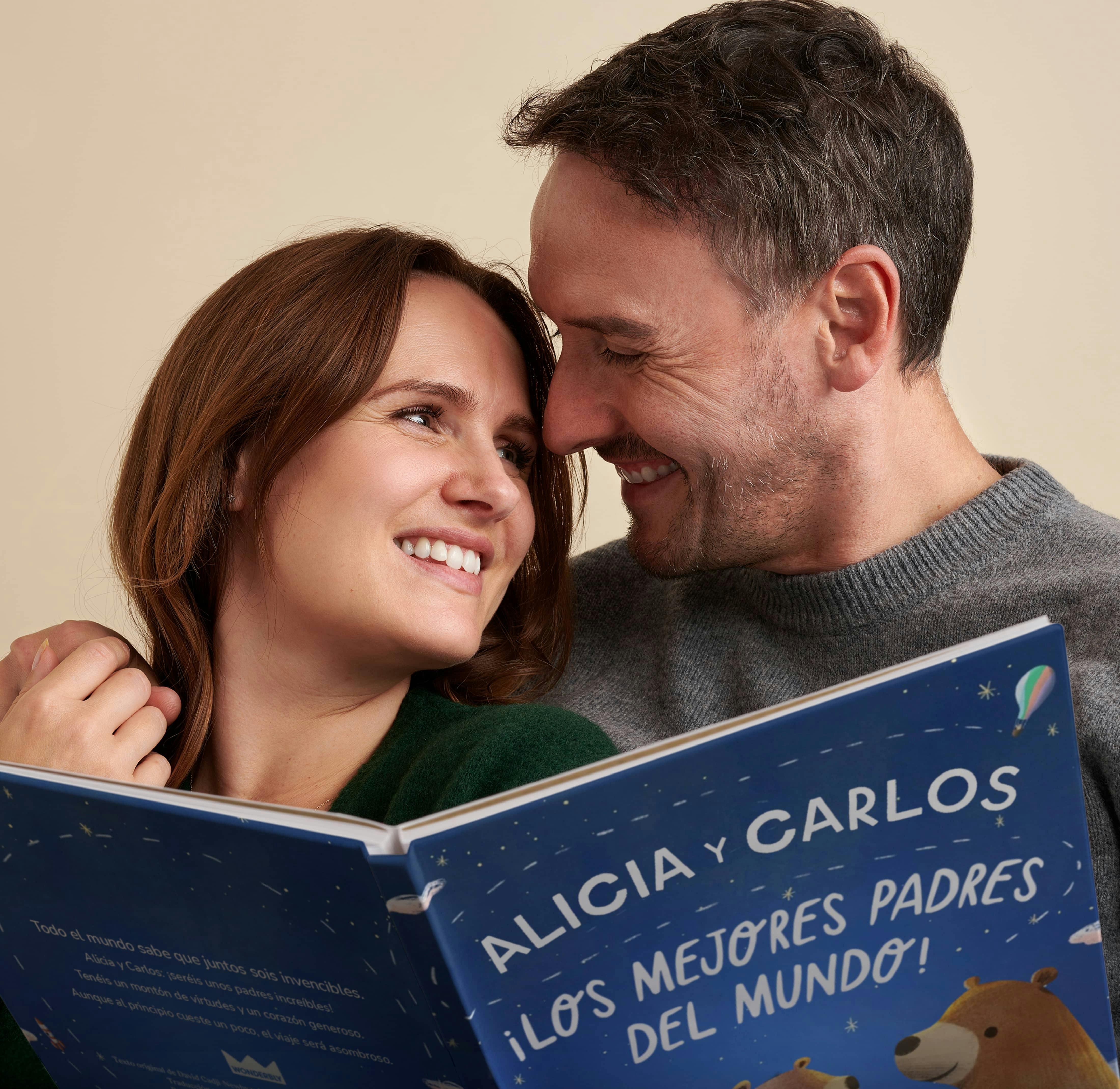 Una pareja con un libro personalizado