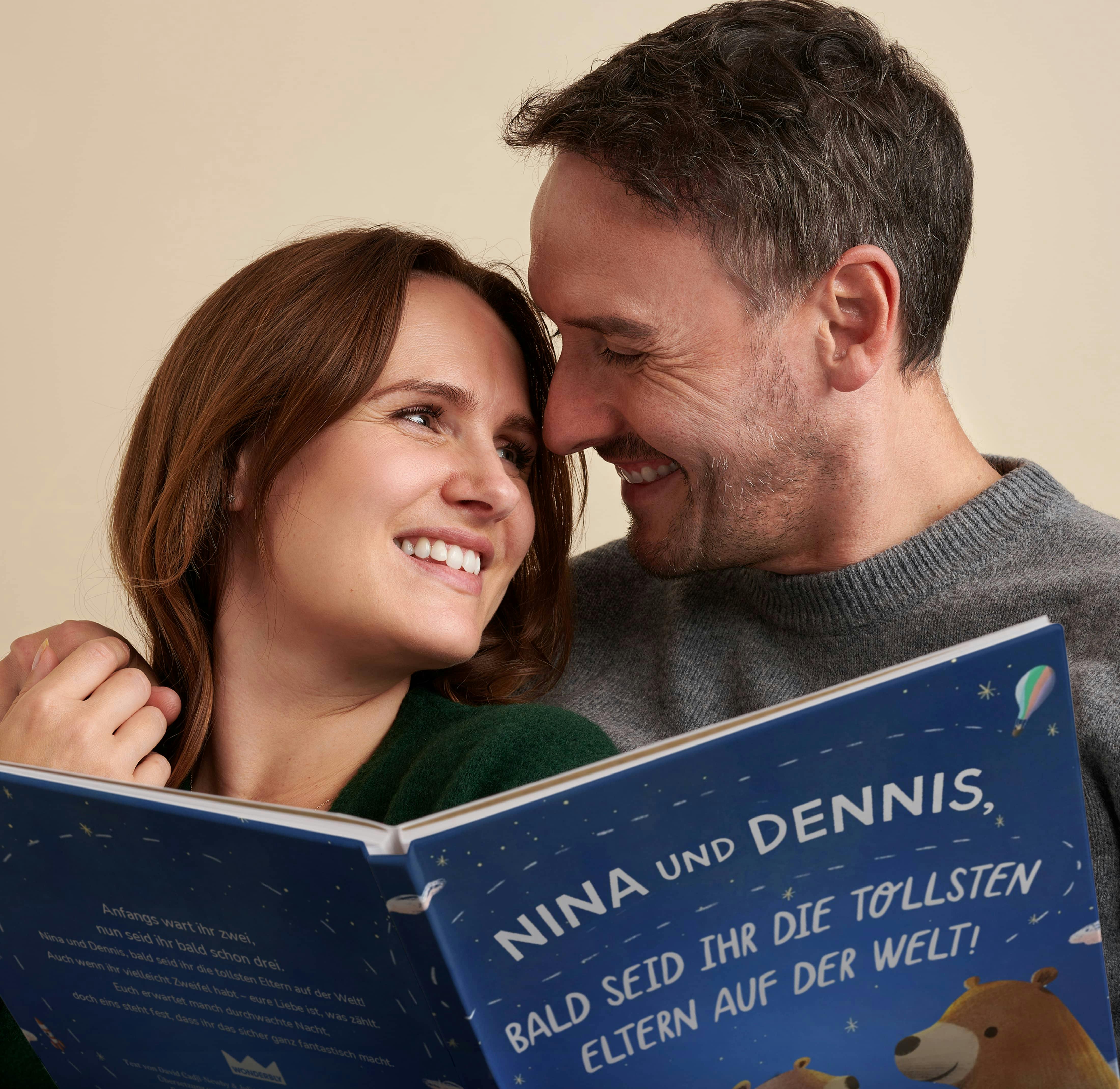 Ein Paar mit dem personalisierten Buch