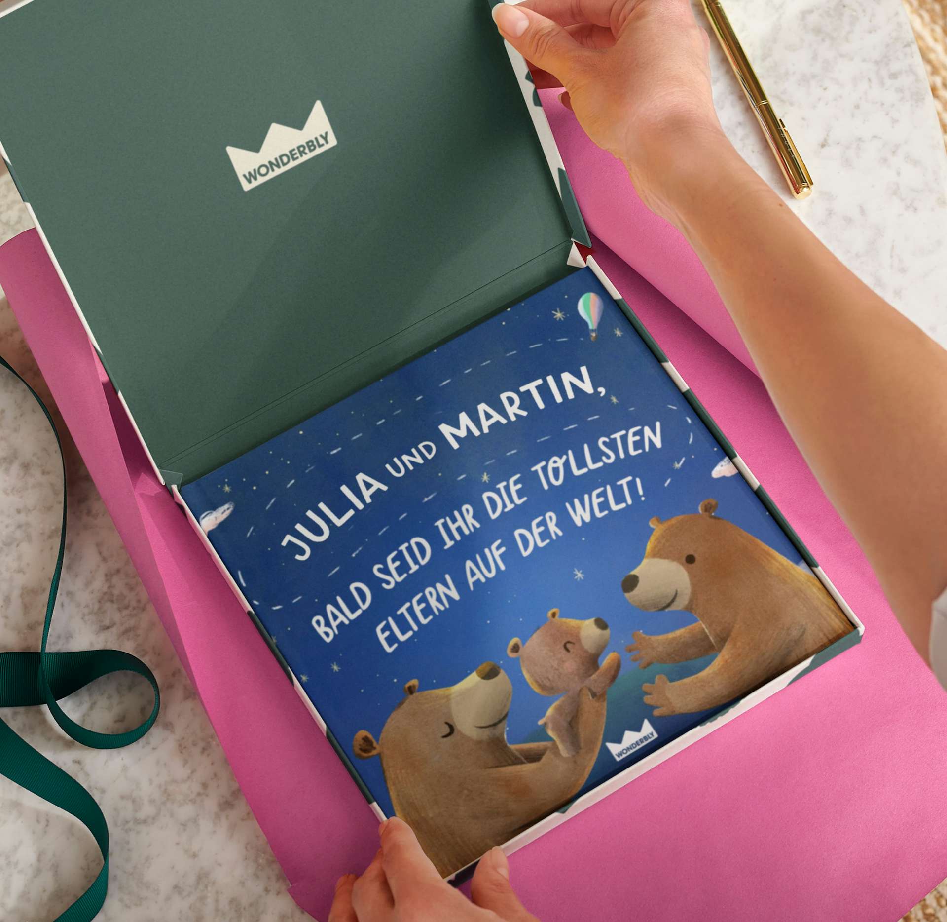 Zwei Hände packen das personalisierte Buch ein