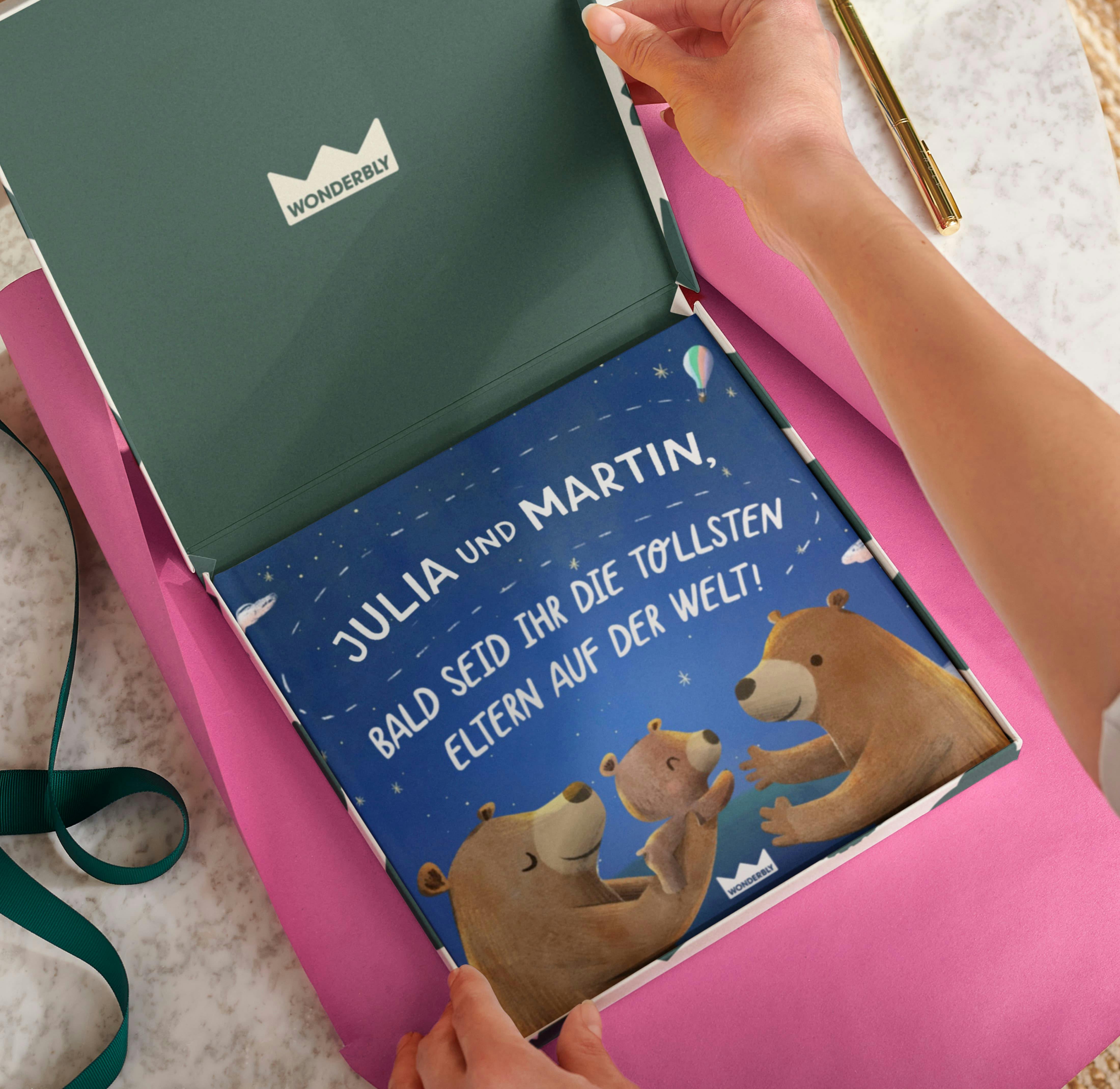 Zwei Hände packen das personalisierte Buch ein