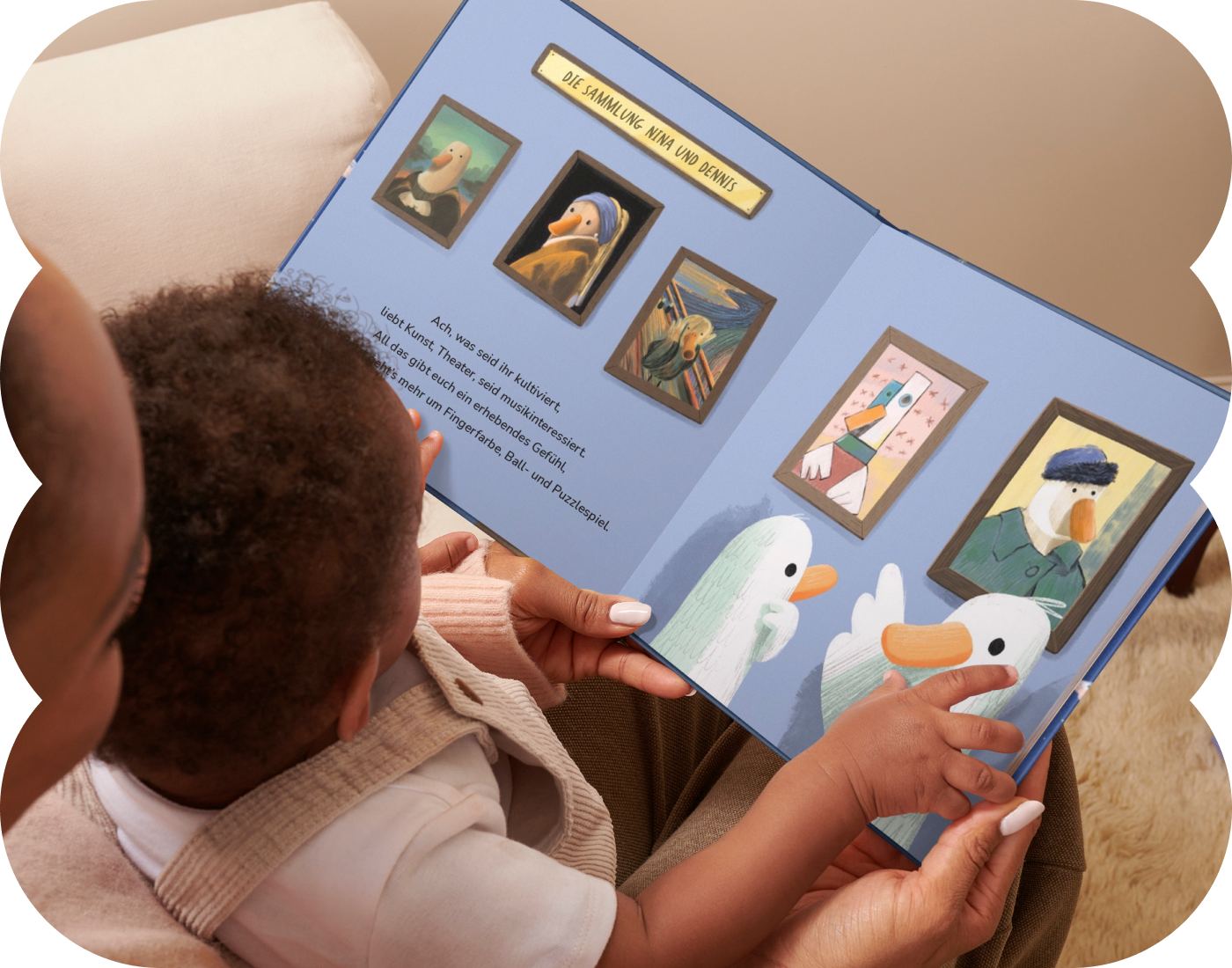 Mutter und Kind beim Lesen des personalisierten Buches