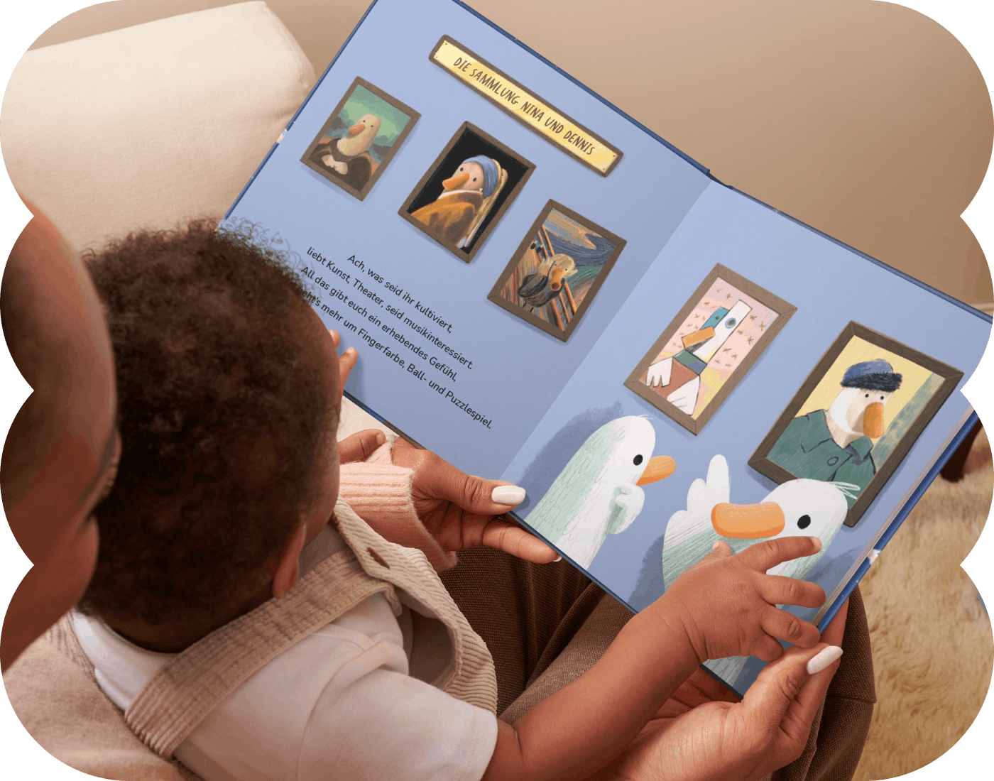 Mutter und Kind beim Lesen des personalisierten Buches