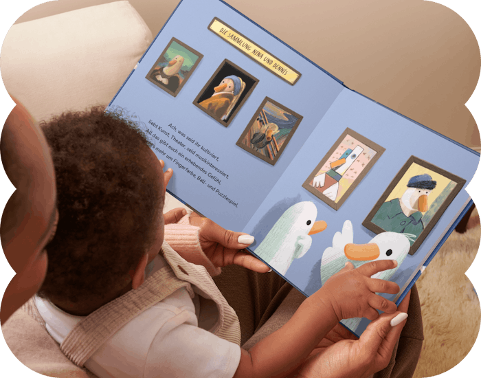 Mutter und Kind beim Lesen des personalisierten Buches