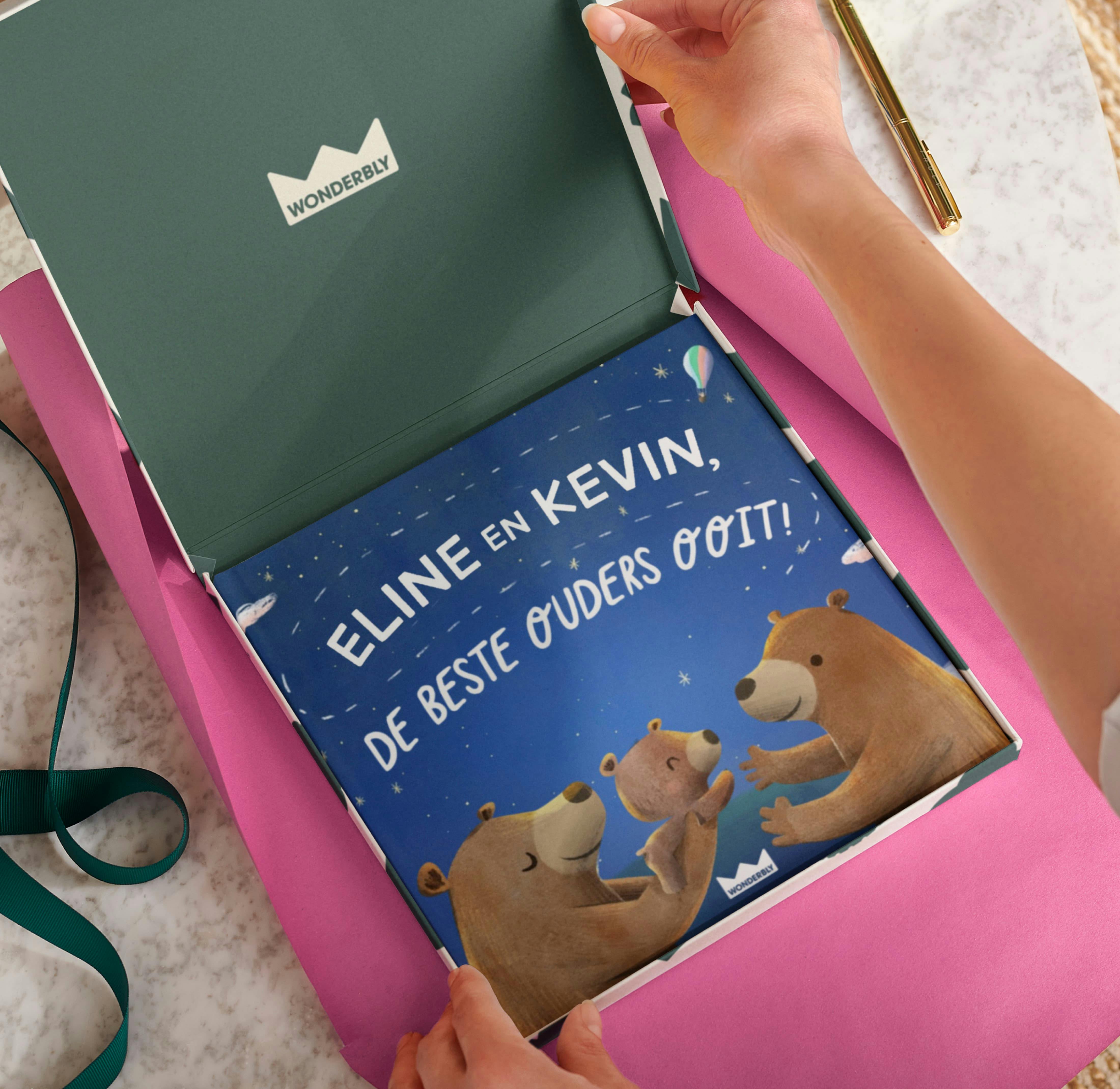 Twee handen die het gepersonaliseerde boek inpakken