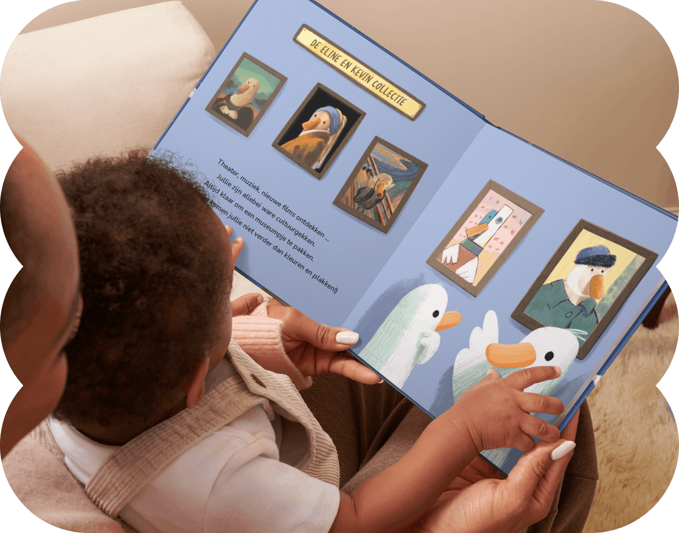 Een kind en moeder lezen het gepersonaliseerde boek