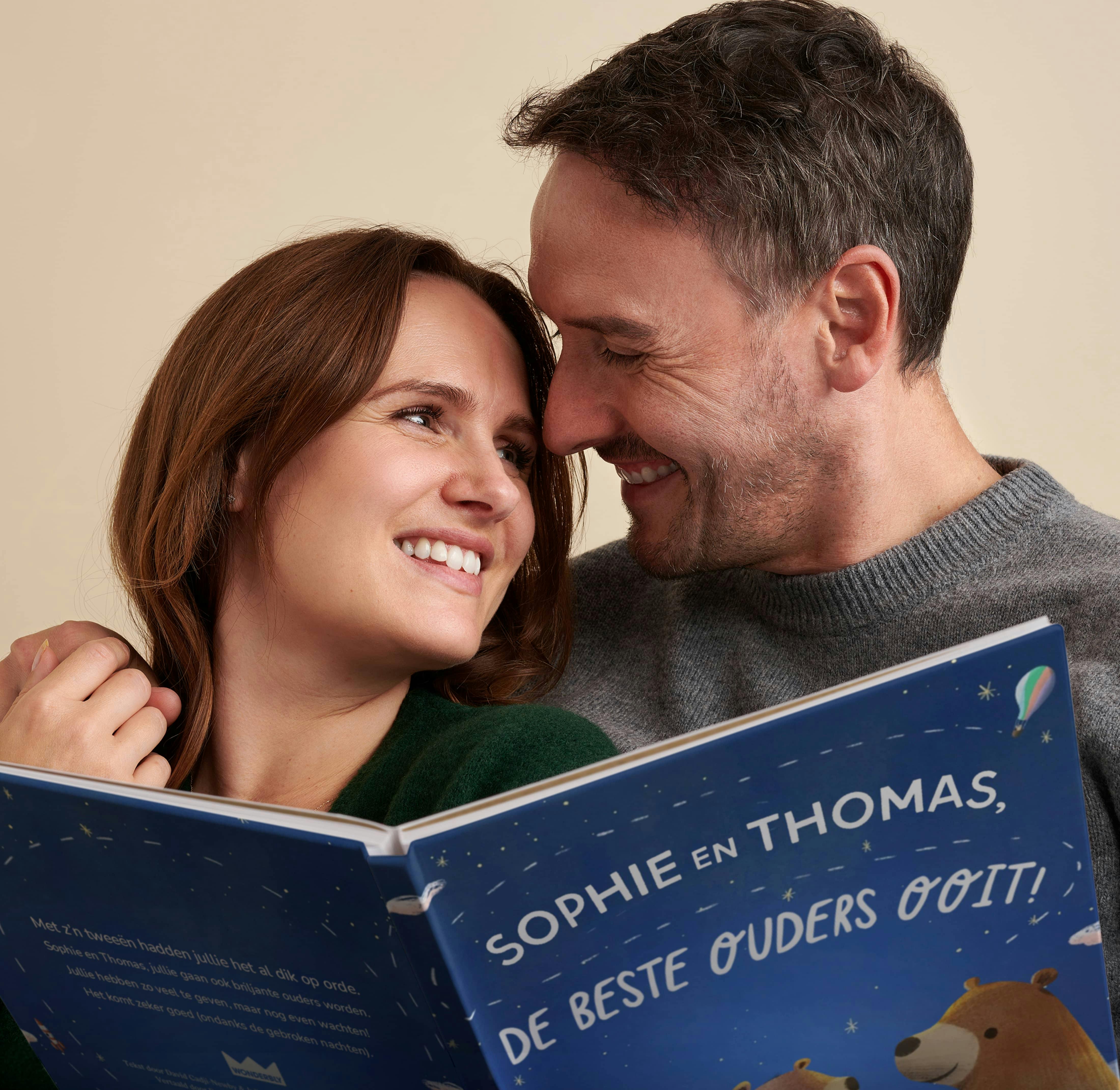 Een koppel leest het gepersonaliseerde boek