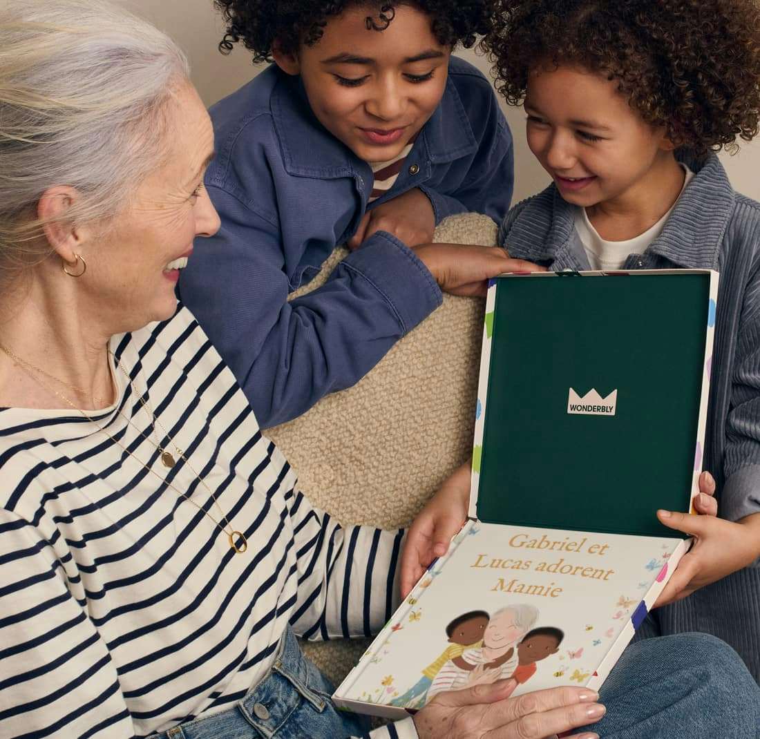 Des enfants tenant leurs livres personnalisés