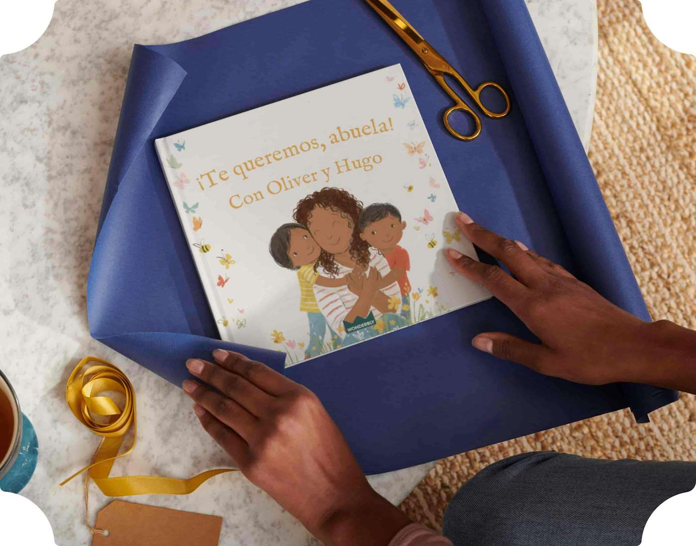 Dos manos envolviendo un libro personalizado