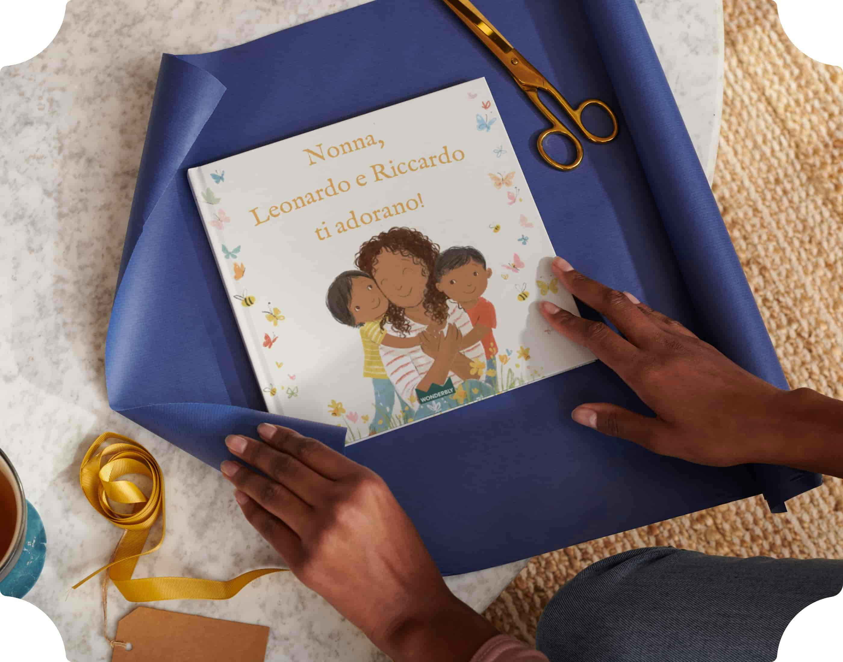 Una persona mentre incarta un libro personalizzato