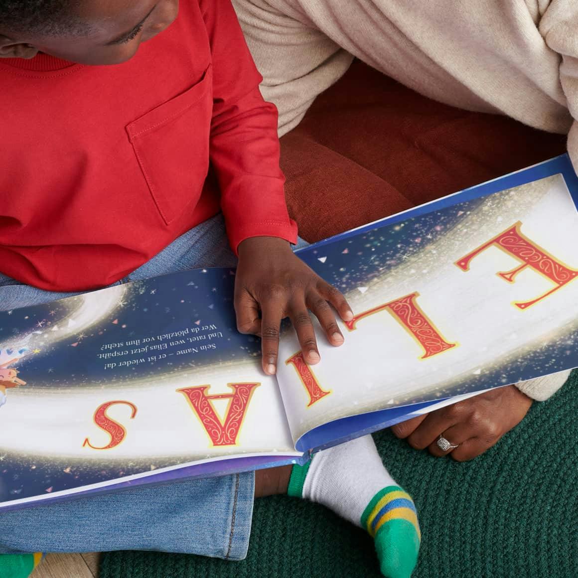 Mutter und Kind beim Lesen des personalisierten Buches