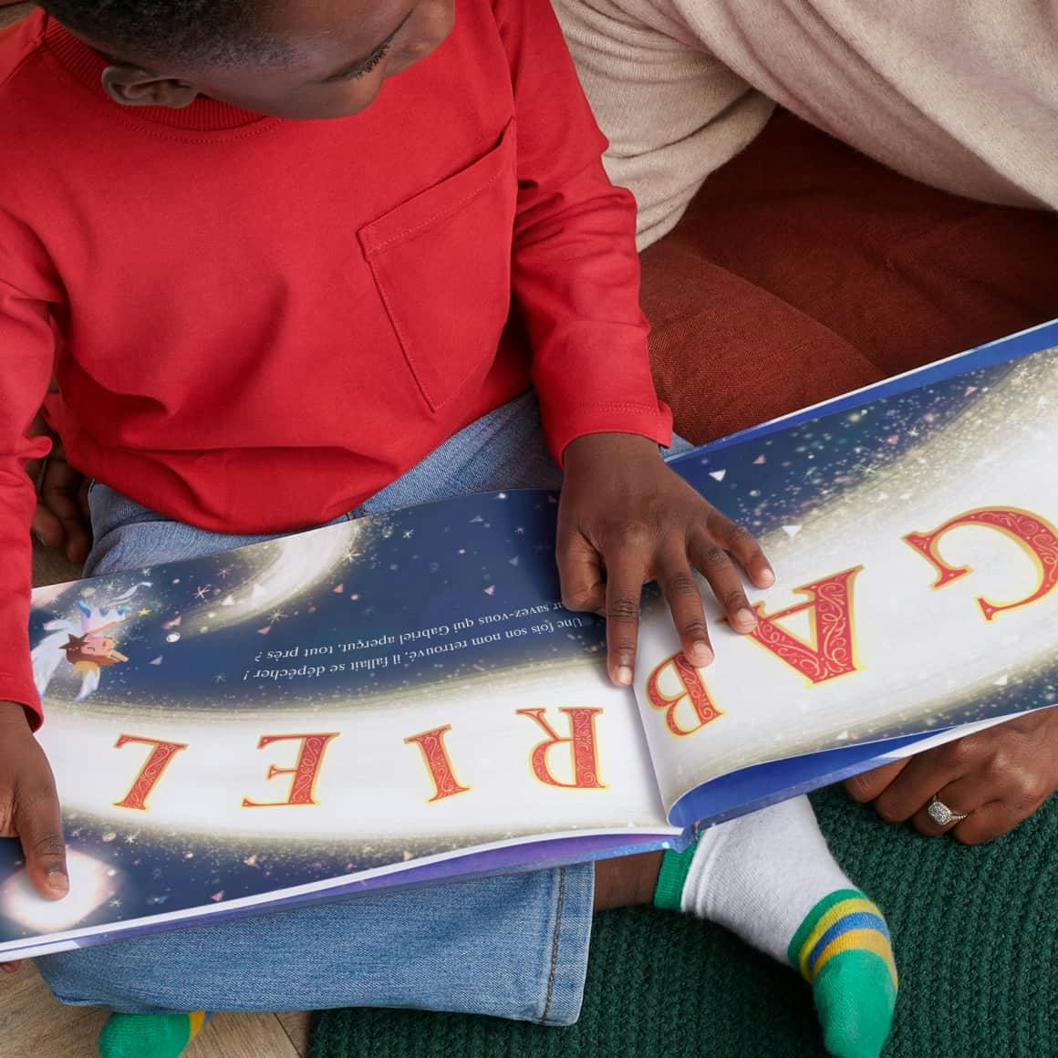 Une/un enfant et sa mère lisant le livre personnalisé
