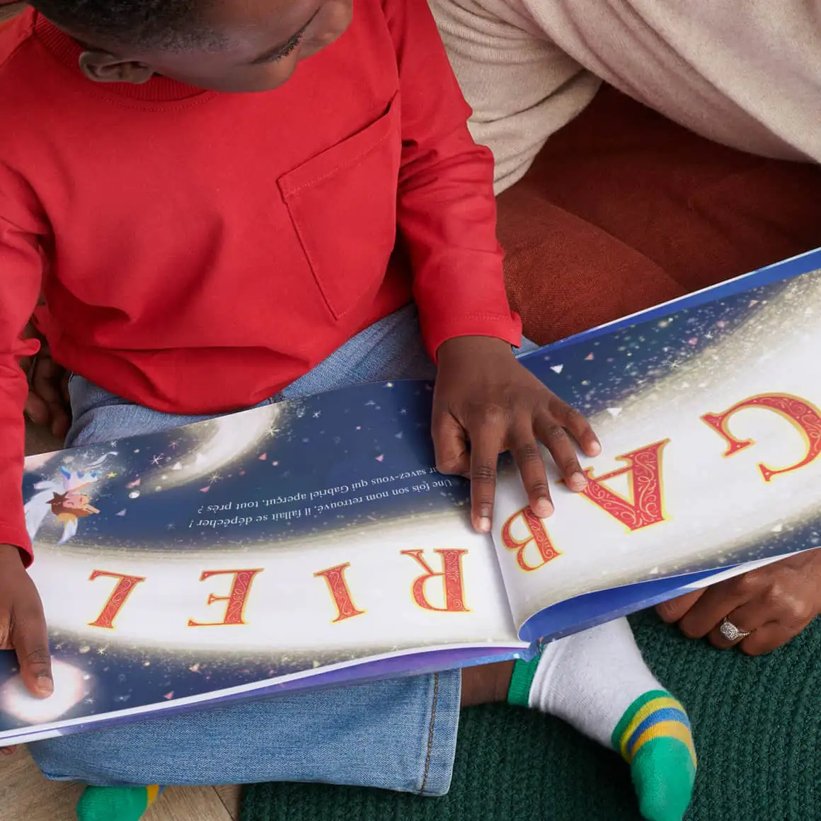 Une/un enfant et sa mère lisant le livre personnalisé