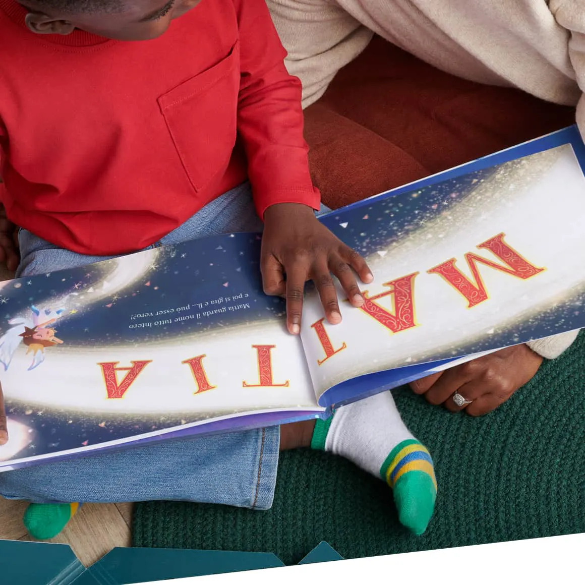 Un bambino e una mamma leggono il libro personalizzato