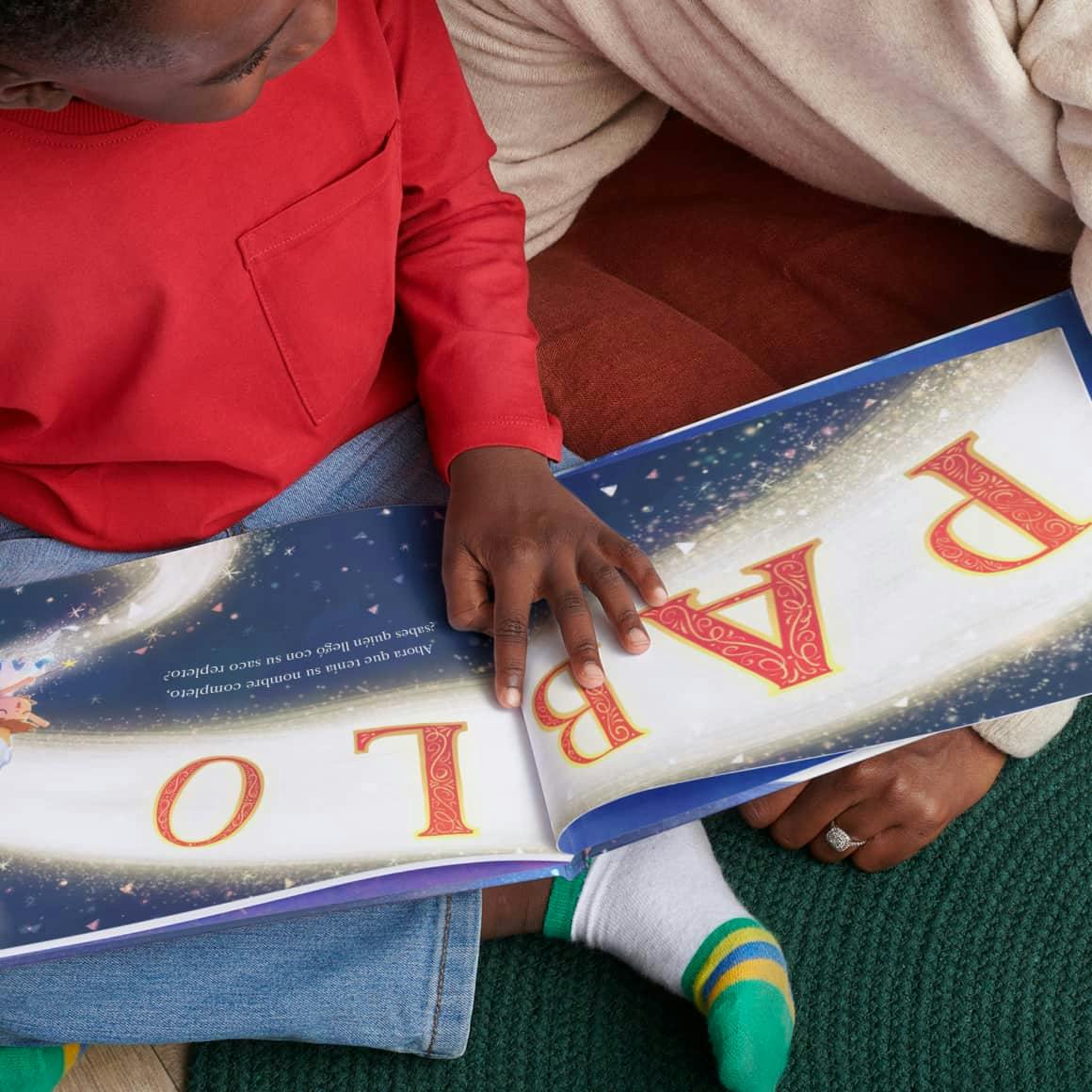 Un niño y su madre leyendo un libro personalizado