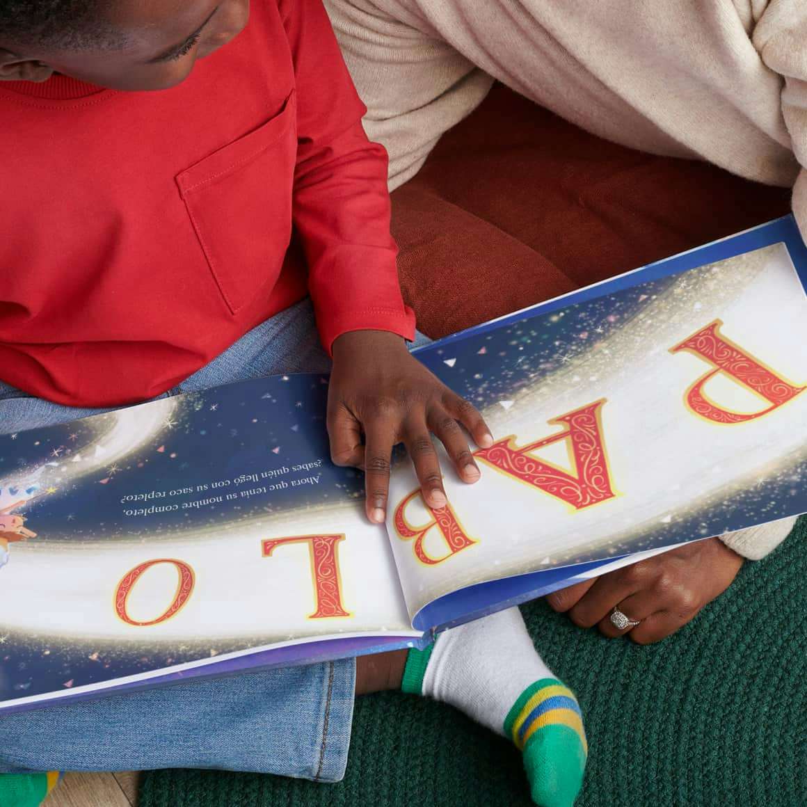 Un niño y su madre leyendo un libro personalizado