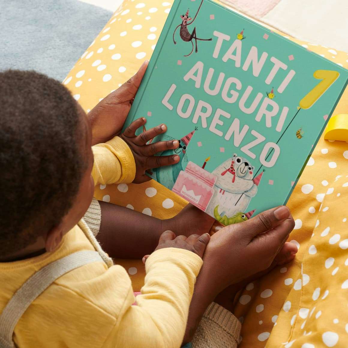 Un bambino con il suo libro personalizzato