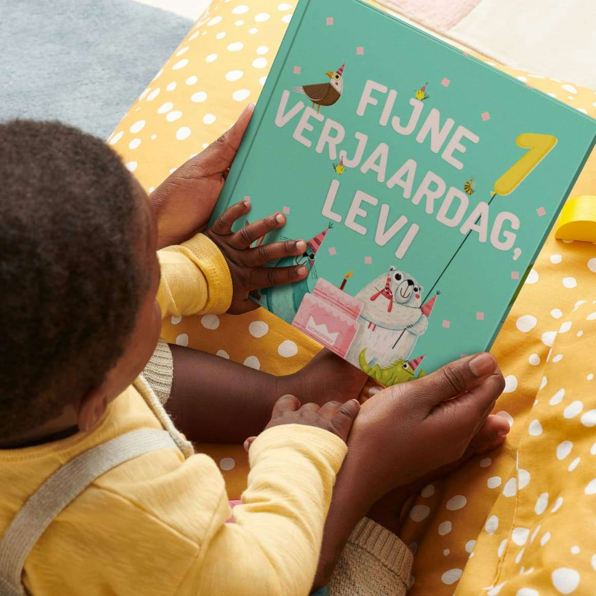 Kind met gepersonaliseerd boek in de hand