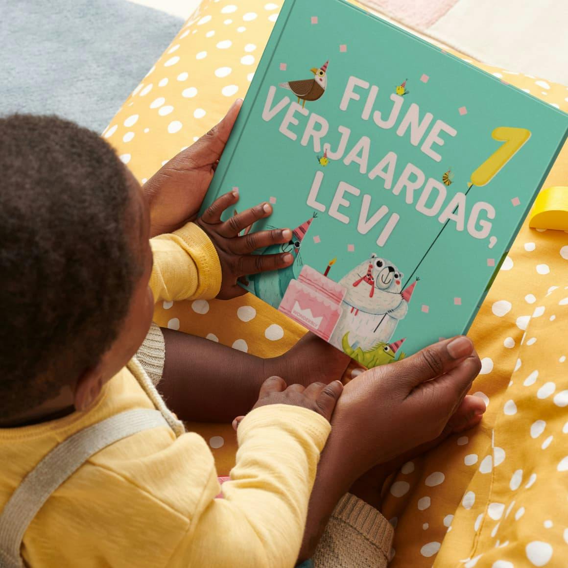 Kind met gepersonaliseerd boek in de hand