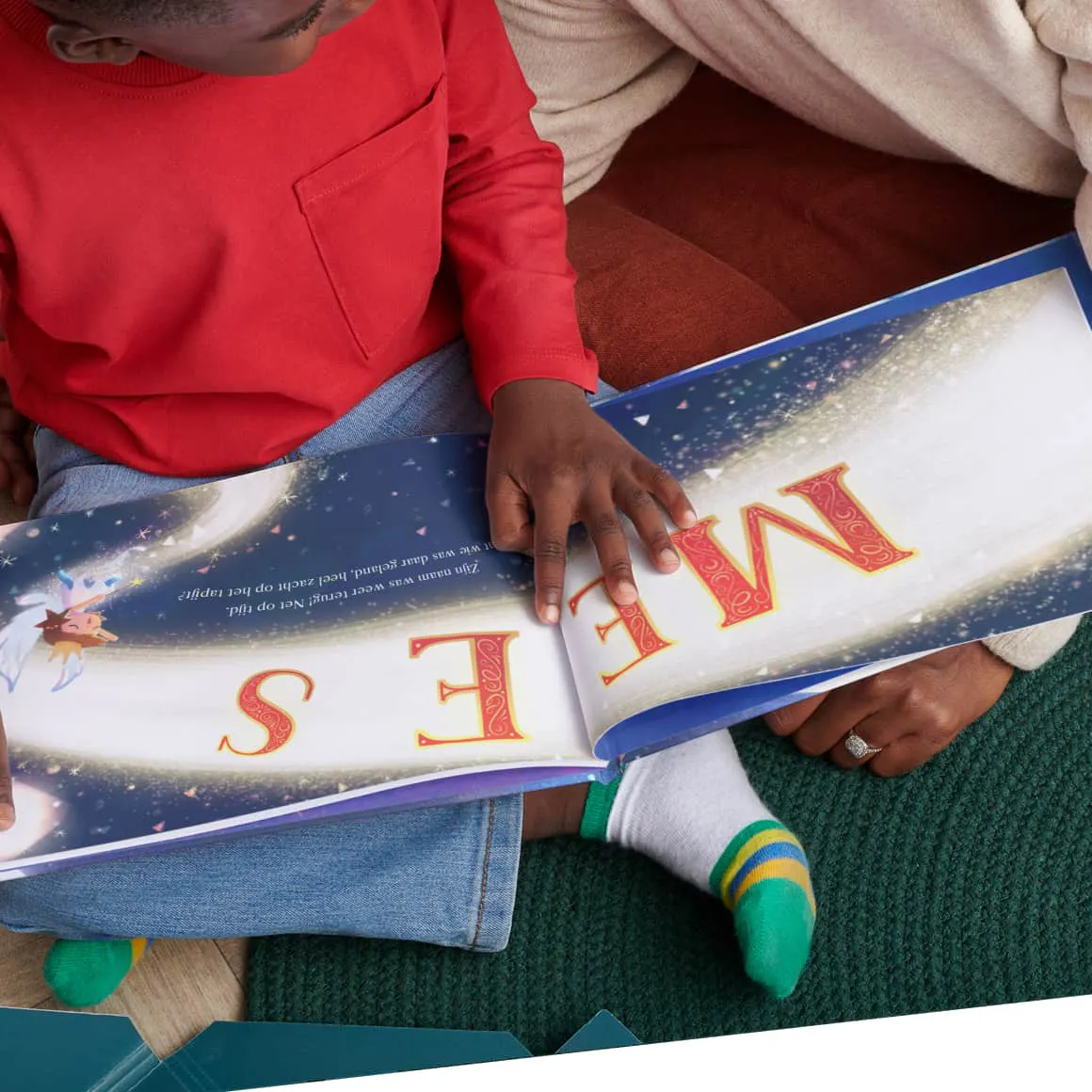 Een kind en moeder lezen het gepersonaliseerde boek