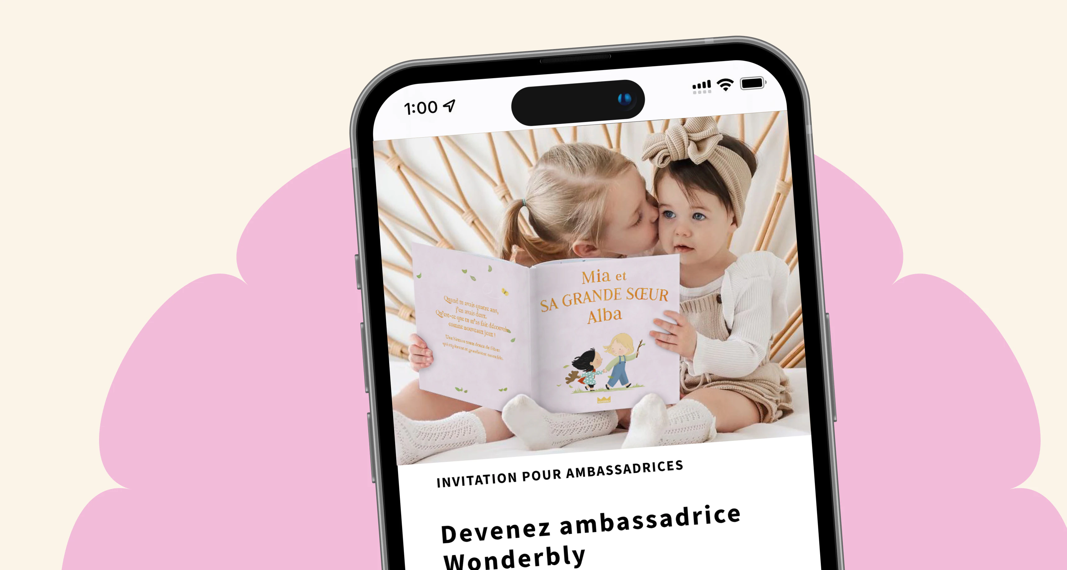 Des enfants tenant leurs livres personnalisés