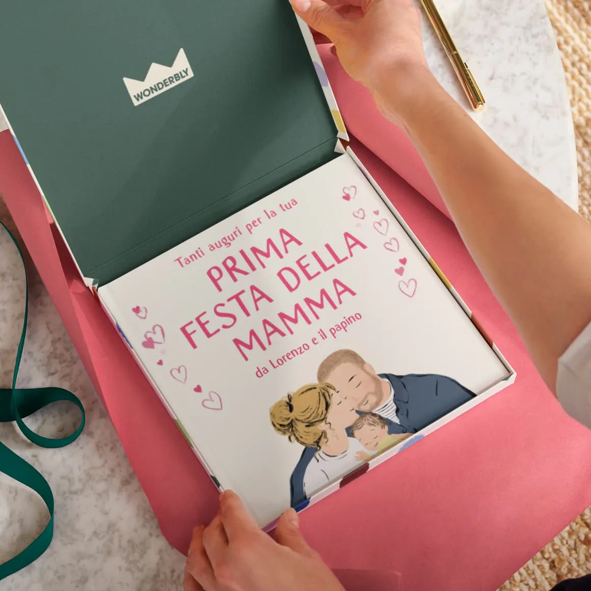 Una persona mentre incarta un libro personalizzato