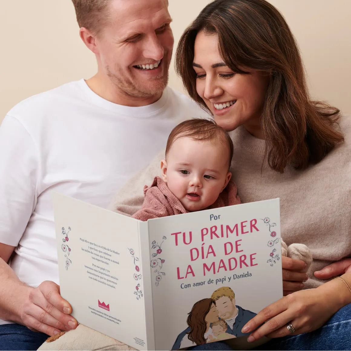 Un niño y su madre leyendo un libro personalizado