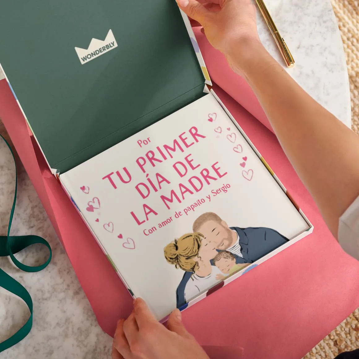 Dos manos envolviendo un libro personalizado