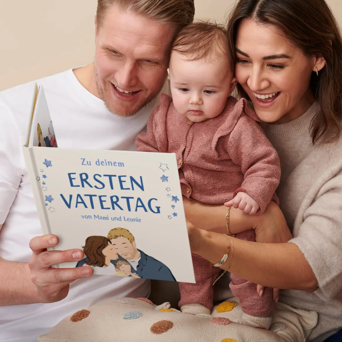 Ein Kind und seine Eltern beim Lesen des personalisierten Buches