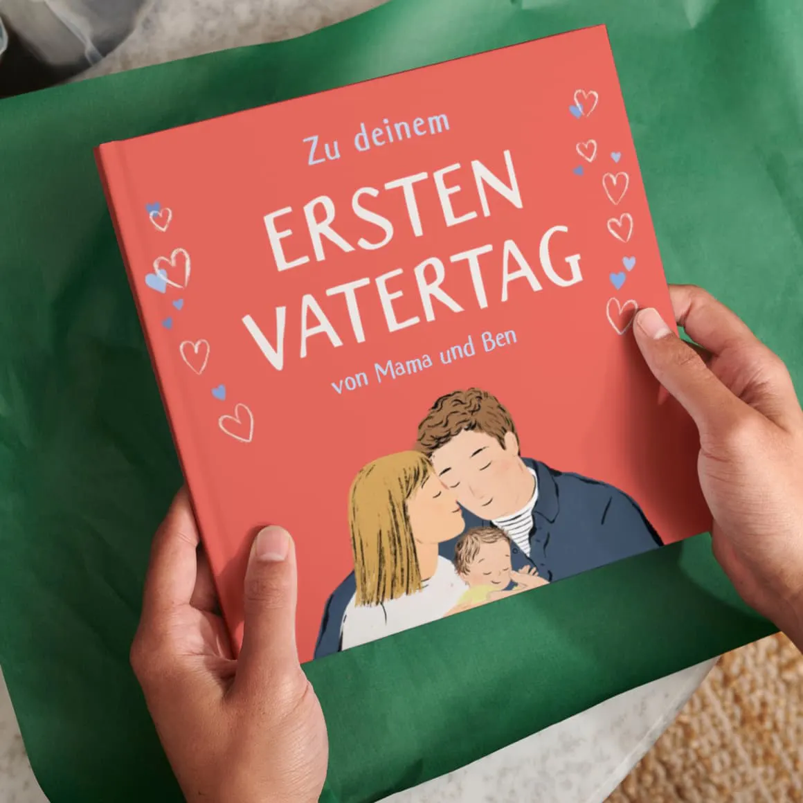 Zwei Hände packen das personalisierte Buch ein
