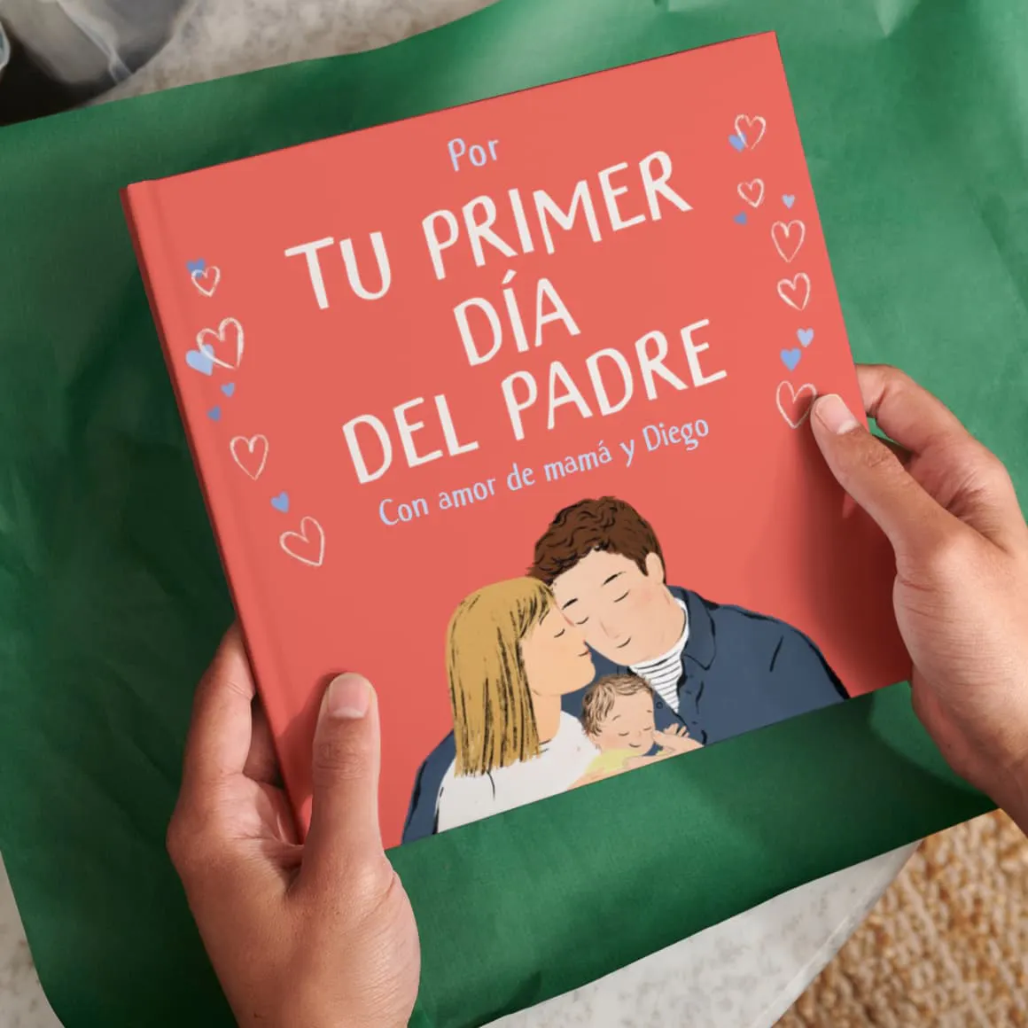 Dos manos envolviendo un libro personalizado