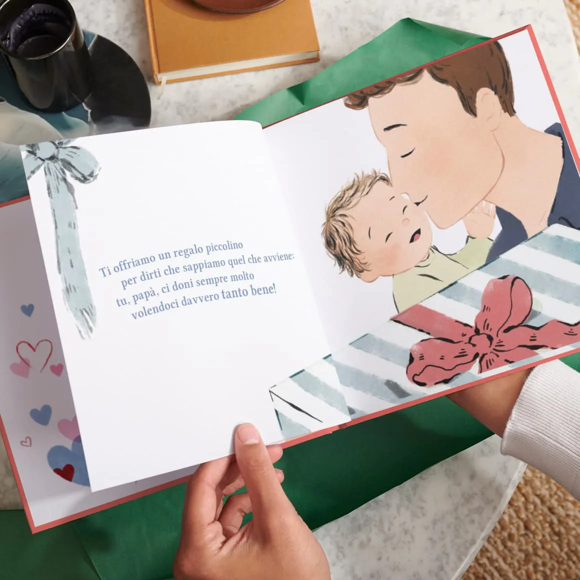 Una persona legge un libro personalizzato