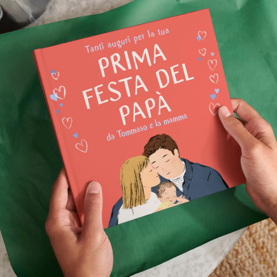 Una persona mentre incarta un libro personalizzato