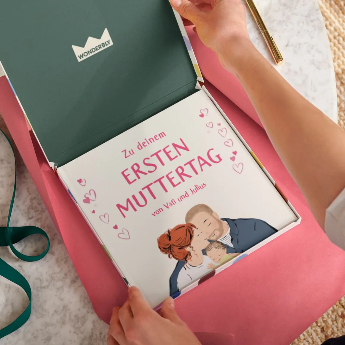 Zwei Hände packen das personalisierte Buch ein
