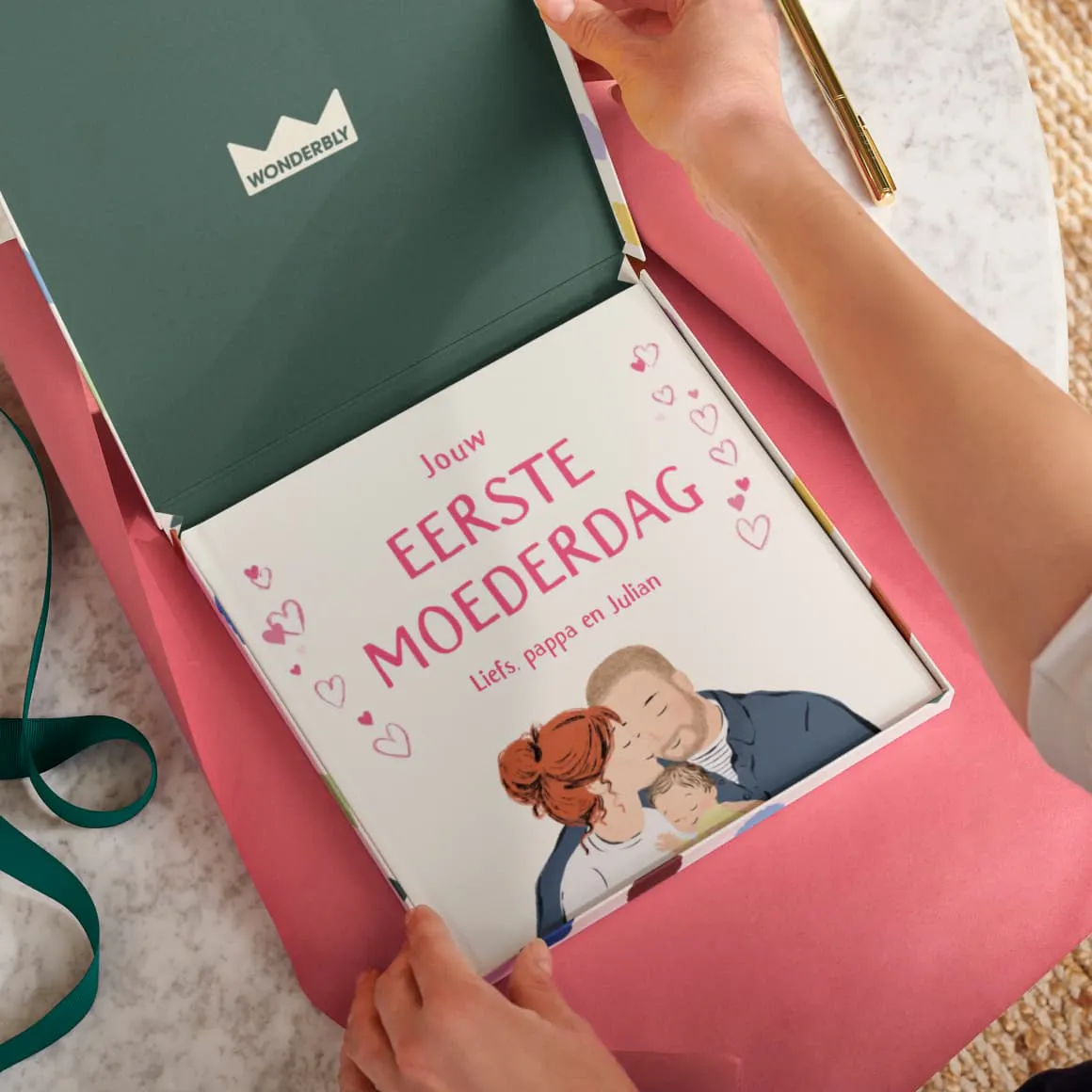 Twee handen die het gepersonaliseerde boek inpakken