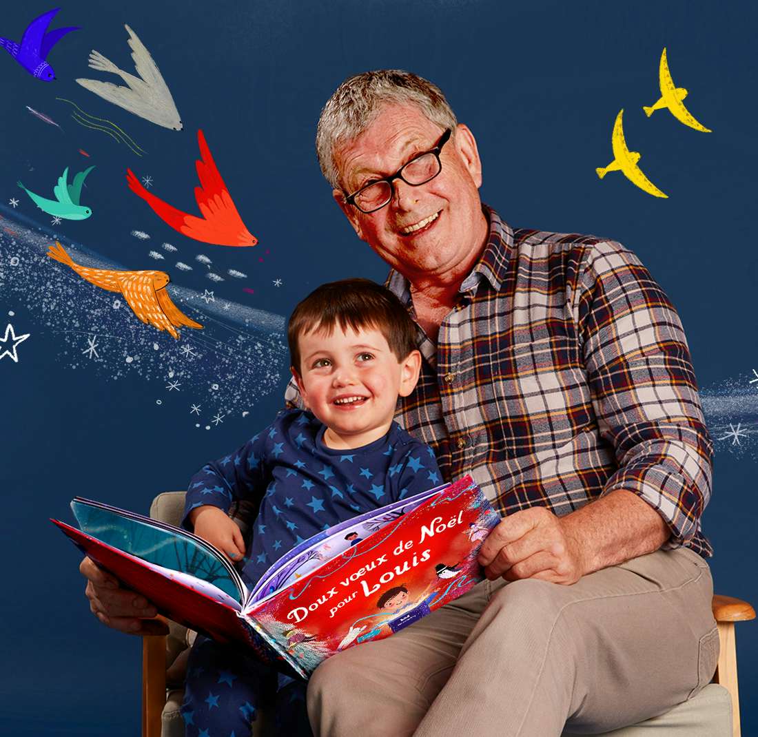 Un grand-père et son petit-fils lisant Doux vœux de Noël pour toi
