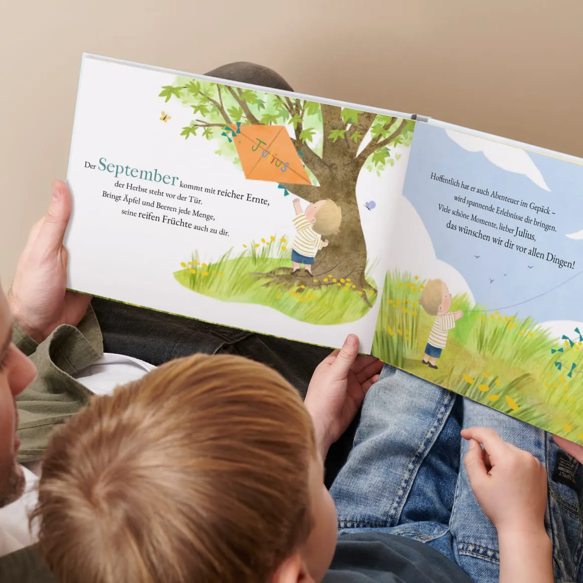 Ein Kind hält sein personalisiertes Buch in den Händen