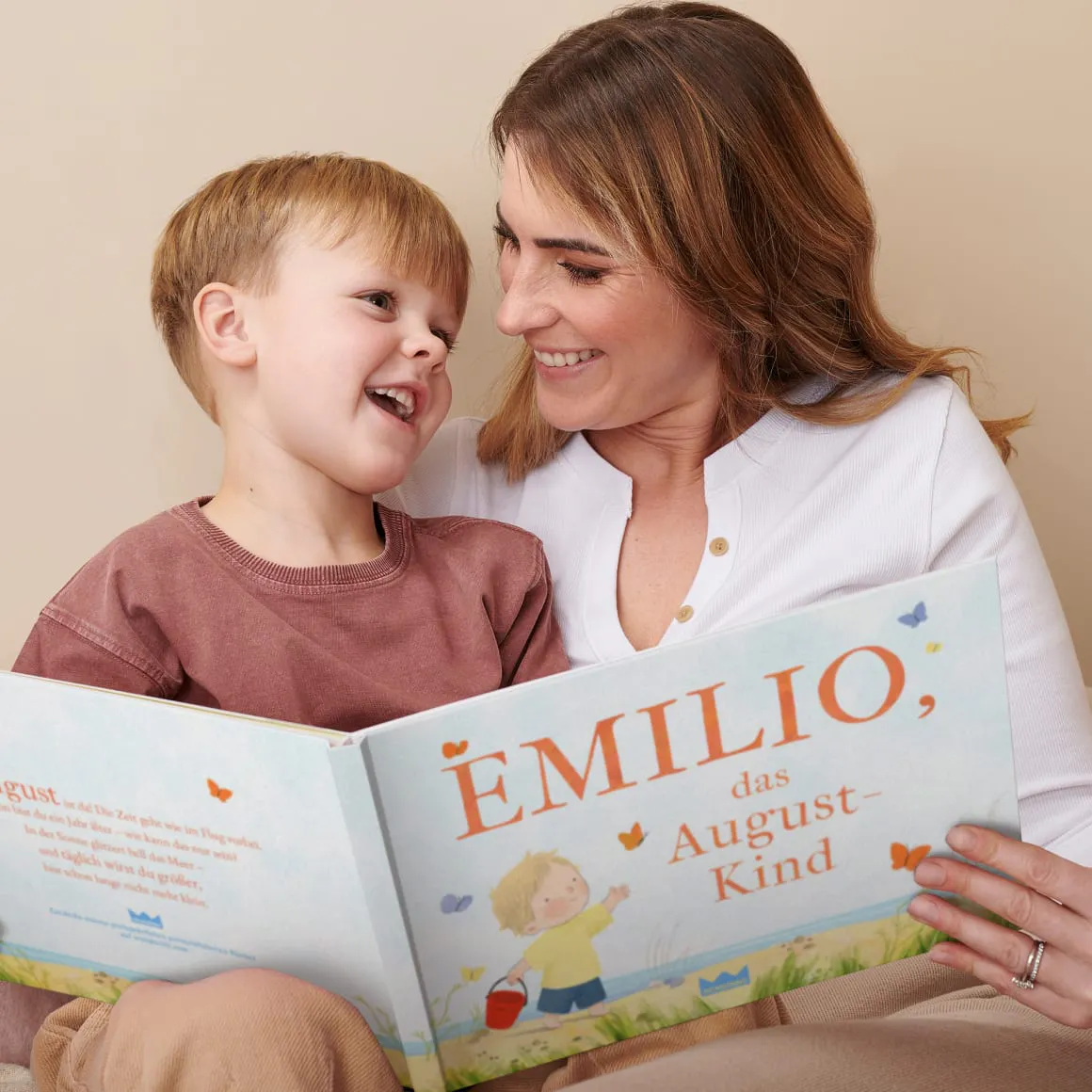Mutter und Kind beim Lesen des personalisierten Buches