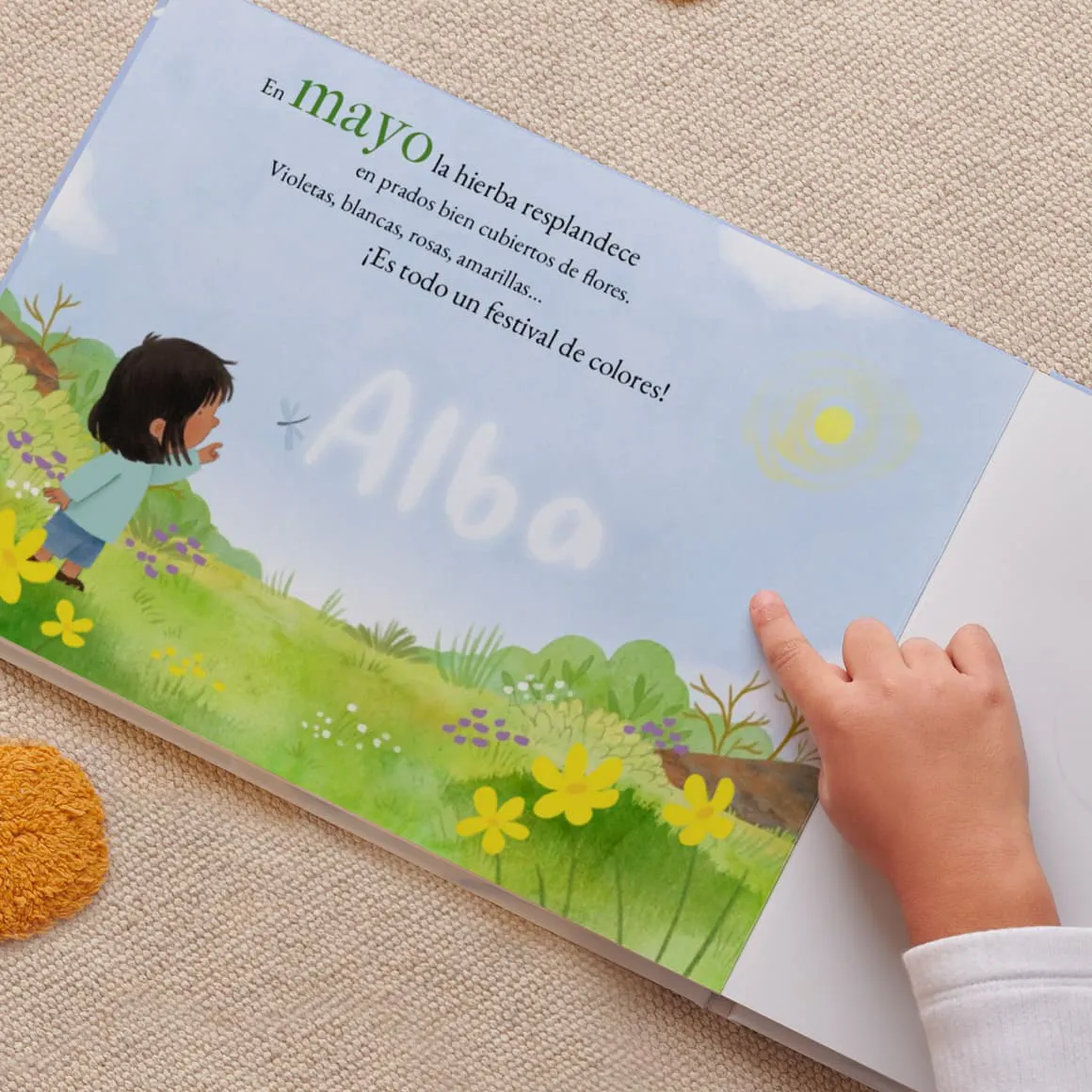 Un niño y su madre leyendo un libro personalizado