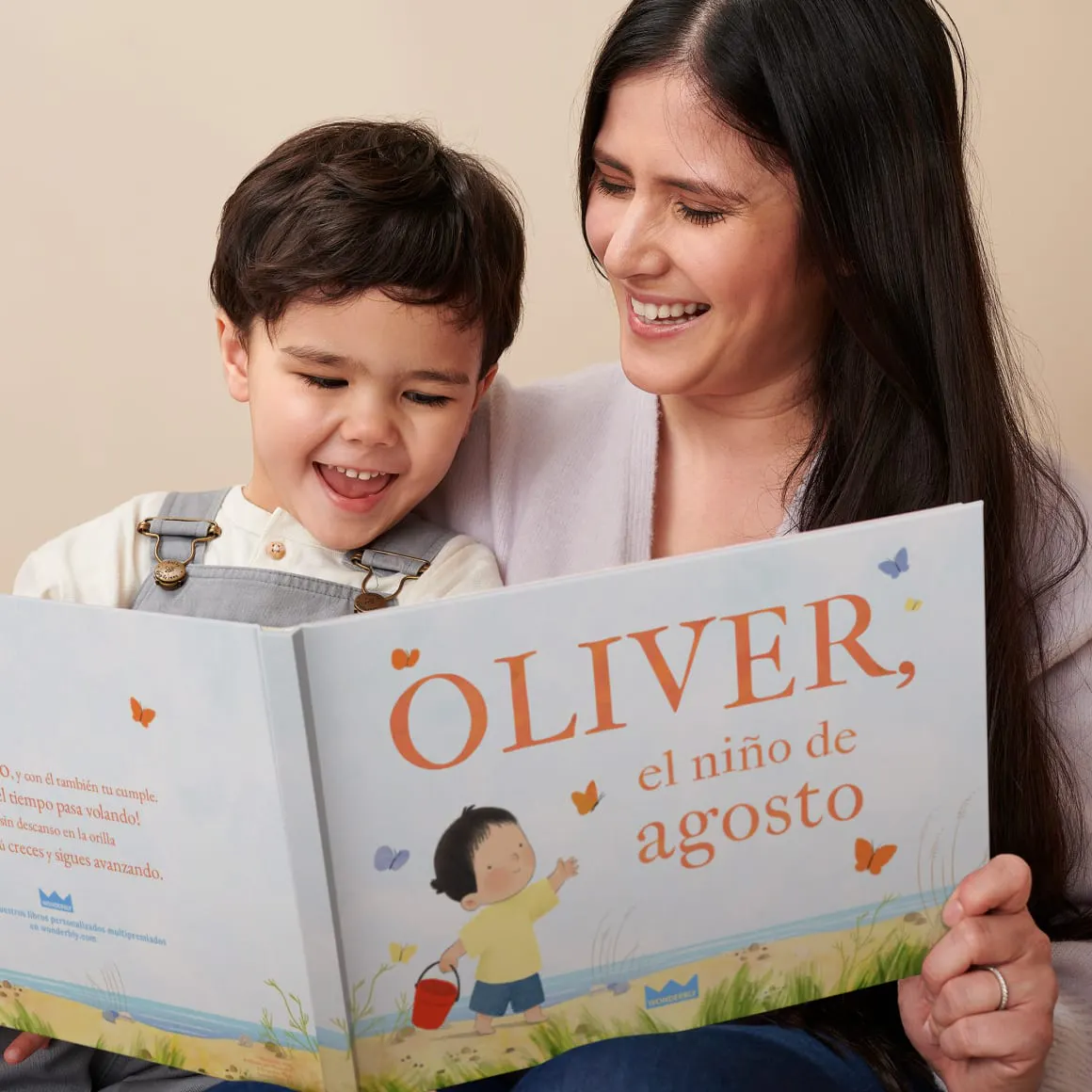 Un niño y su madre leyendo un libro personalizado