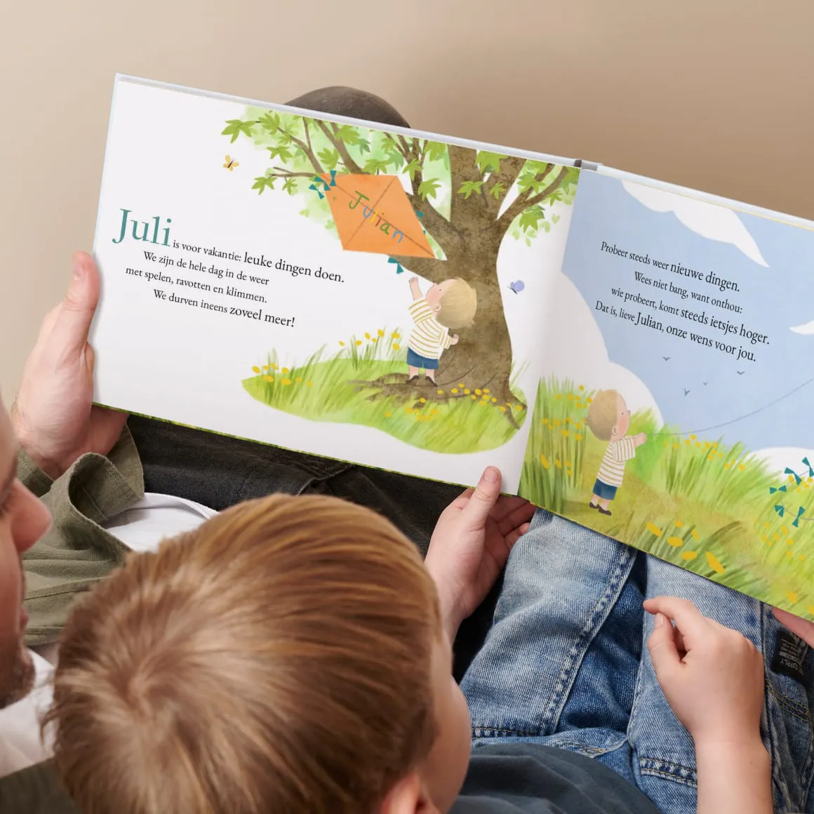 Een kind en moeder lezen het gepersonaliseerde boek