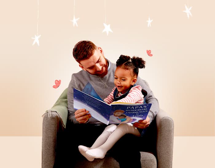 Ein Vater liest mit seiner Tochter zusammen das Buch