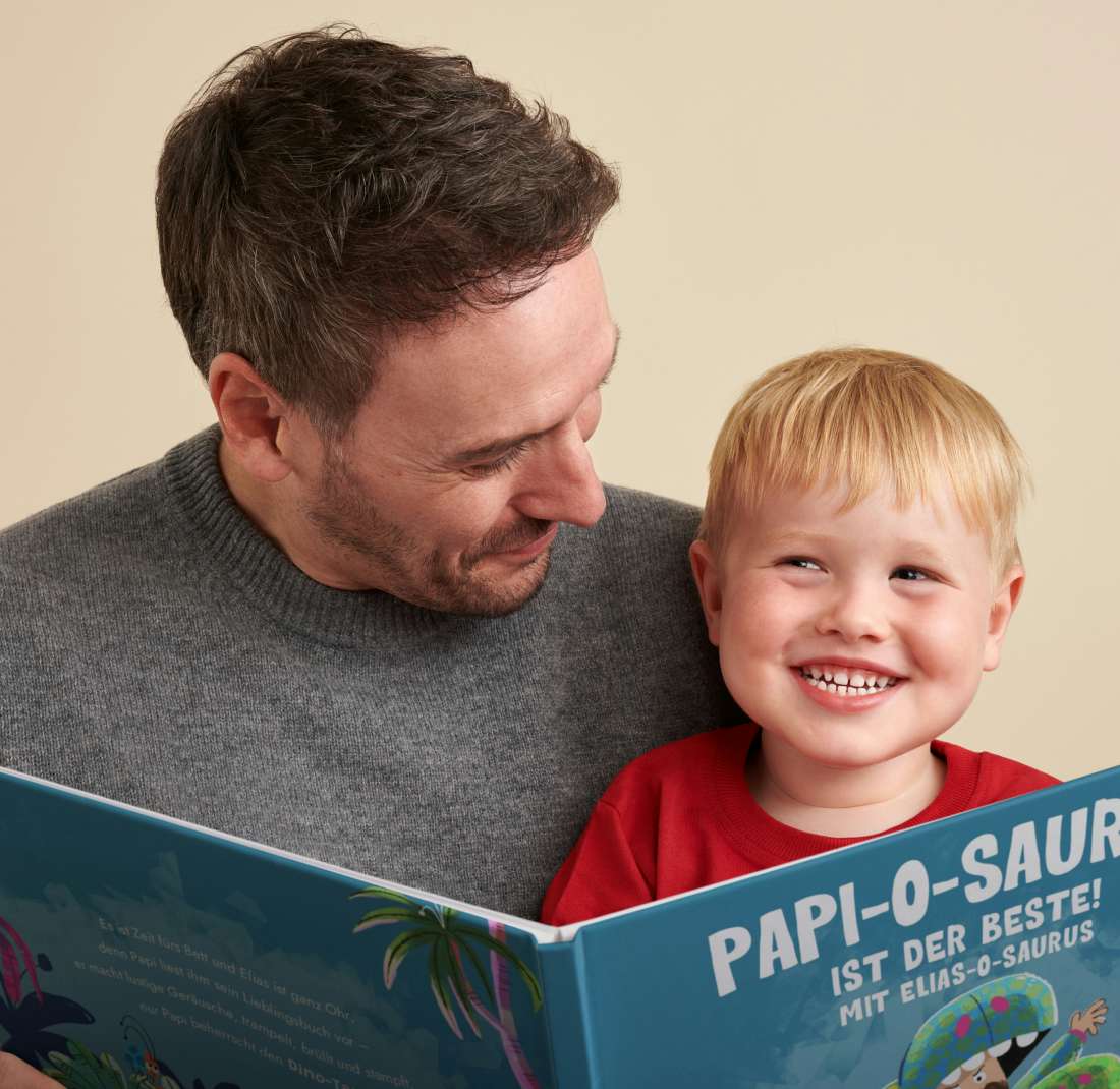 Vater und Kind beim Lesen des personalisierten Buches