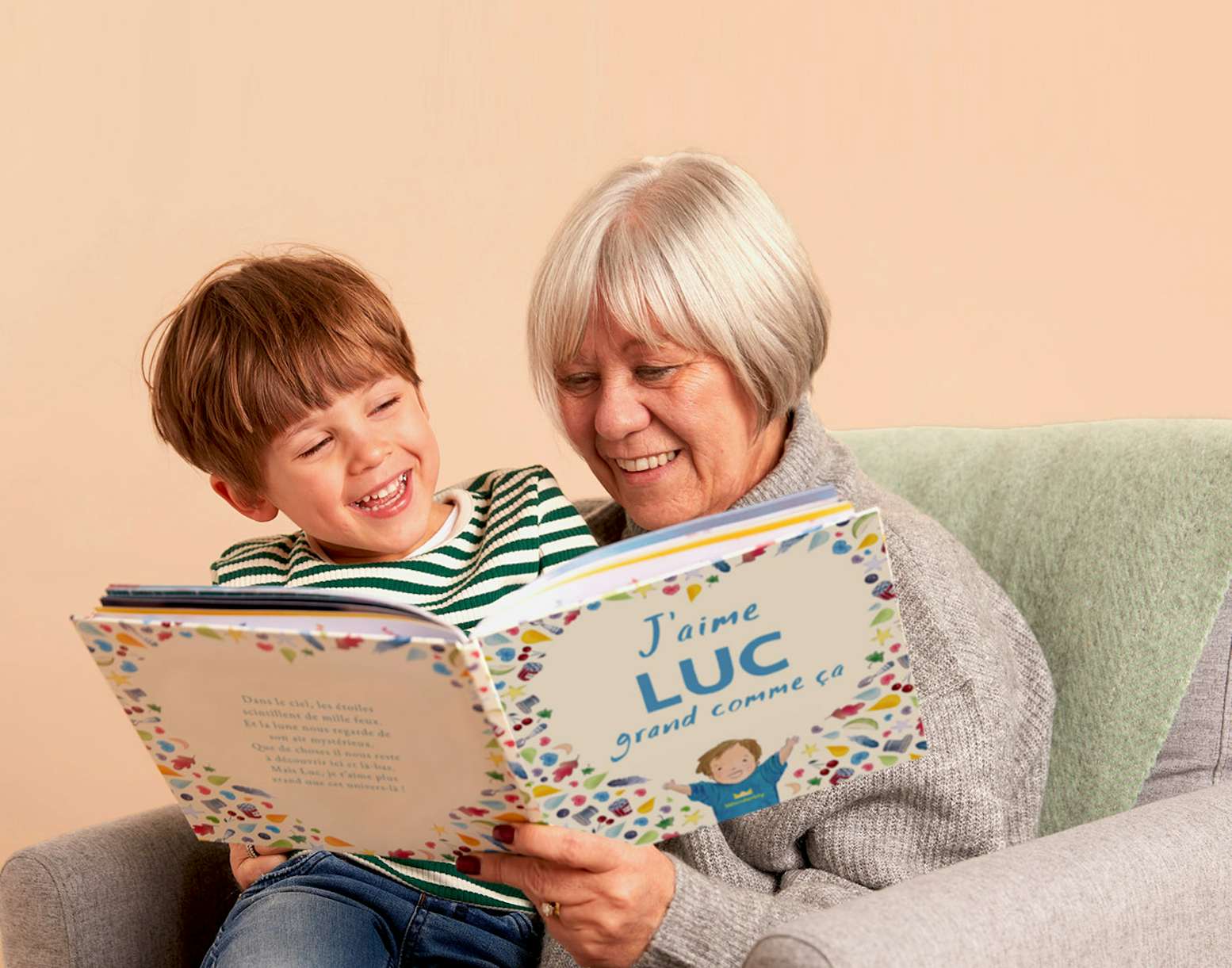 Une grand-mère et son petit-enfant en train de lire