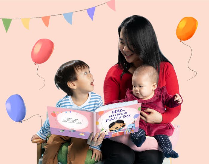お母さん子供が絵本を読んでいるシーン