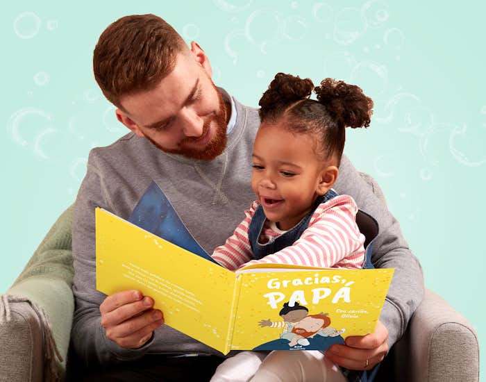 padre y su hija leyendo “Gracias, papá”