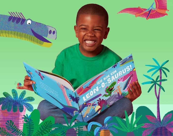 Kind liest das Buch und lacht