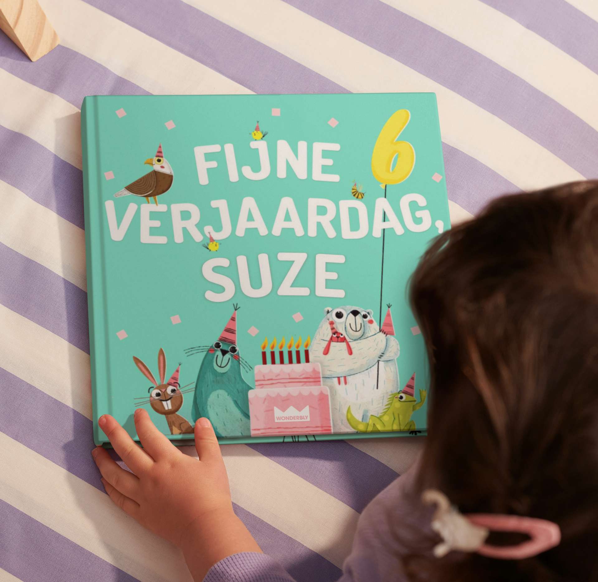 Een kind leest het boek