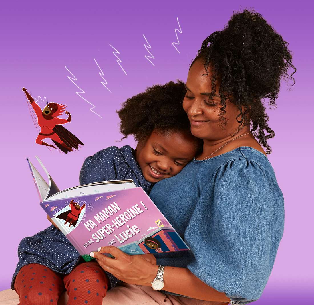 Un adulte et un enfant lisant Ma maman est une super-héroïne !