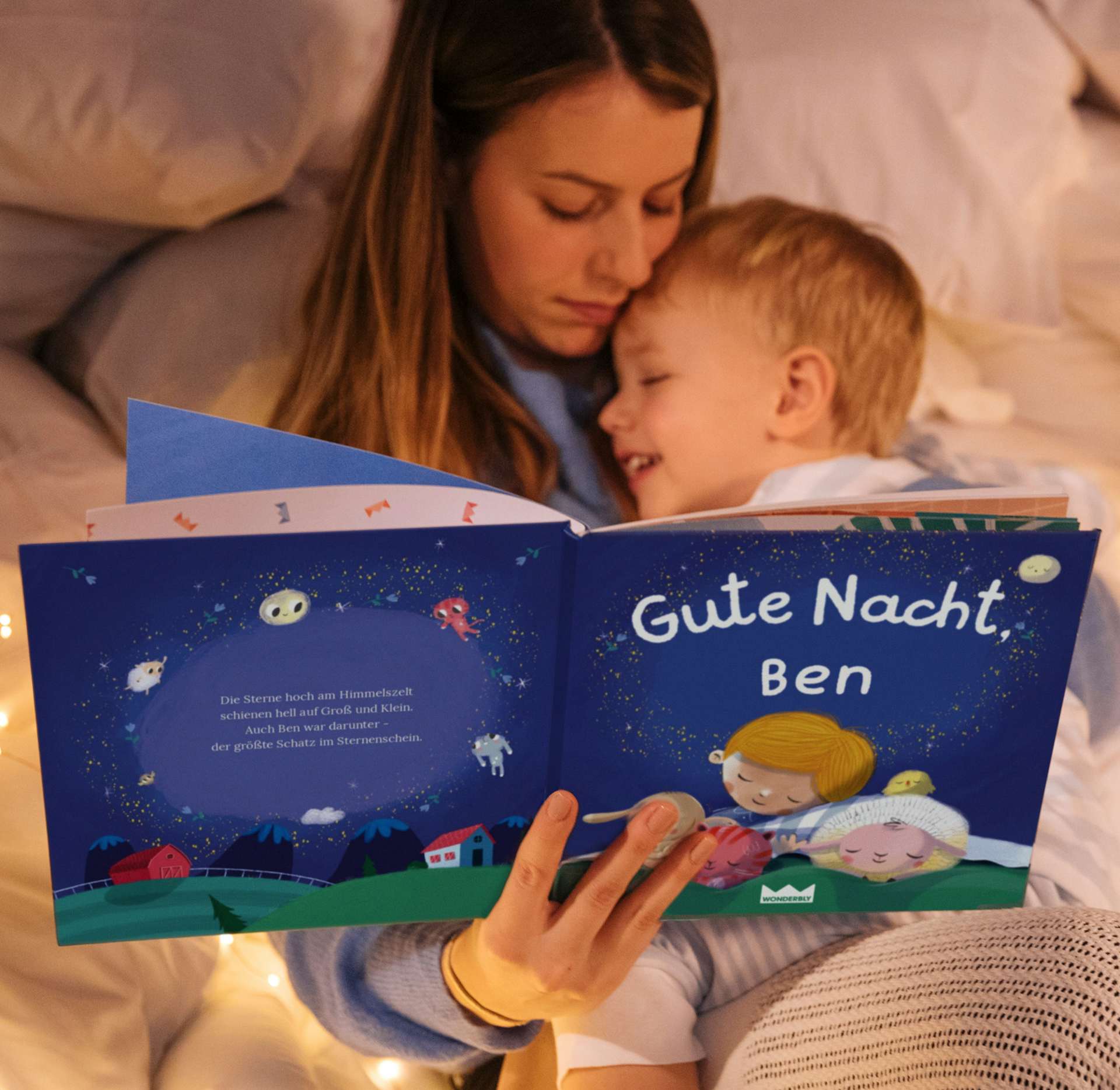 Mutter und Kind lesen das Buch